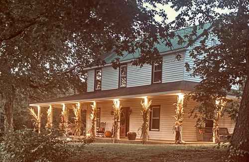 Caledonia House | Family getaway beautiful wraparound porch sleeps 13+ near hiking and state parks