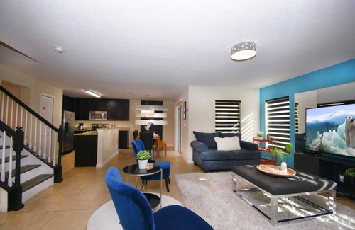 Veranda Palms House | Family Getaway: Game Room, Themed Rooms & Private Yard Near Disney, BBQ!