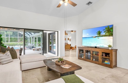 Jupiter Farms House | Family Getaway in Jupiter Farms: Fun Pool & Lake!
