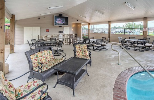 Carlyss House | Family Getaway: Pools, Fishing & More Near Big Lake Adventures