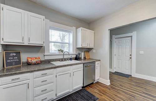 Fountain Square House | Family Getaway Queen Beds w/Large Porch