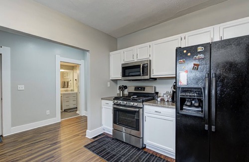 Fountain Square House | Family Getaway Queen Beds w/Large Porch