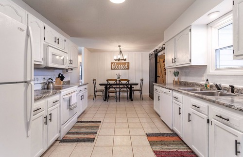 Branson House | Family Getaway - Sleeps 10 - four min from the Branson Landing