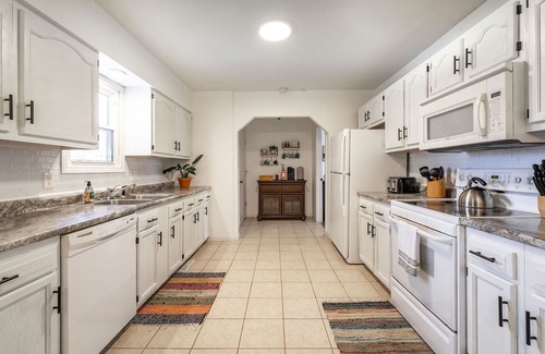 Branson House | Family Getaway - Sleeps 10 - four min from the Branson Landing