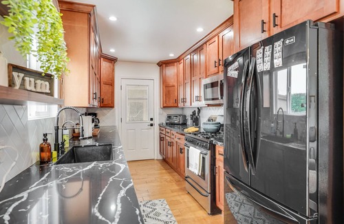 Mar Vista House | Family Getaway to LA Hot Spots, 4bd/3ba, A/C with W/D. Pets welcome!