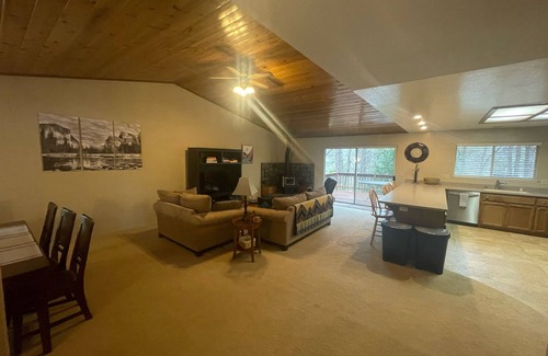 Groveland House | Family Getaway! Walking distance to the lake and close to Yosemite!