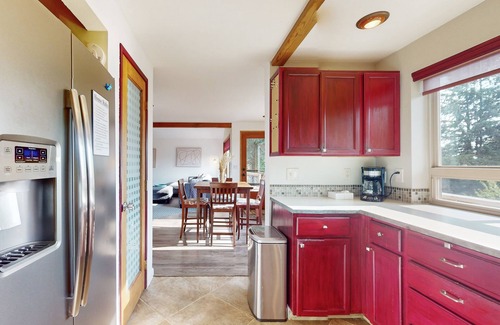 Gig Harbor House | Family getaway with private hot tub, fireplace, kayaks and W/D