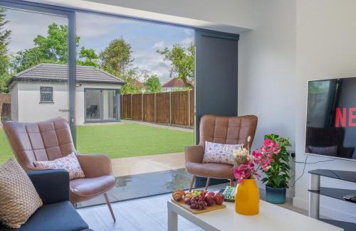 Harrow Apartment | Family & Group-Friendly 7-Bed House near The Great Barn Harrow