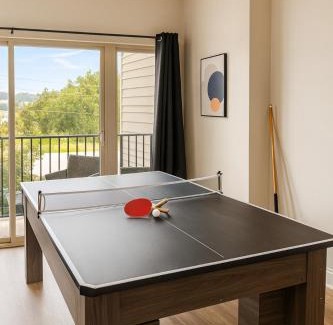 Glen Iris Apartment | Family Group Retreat 3 Queens Pool Table 2nd