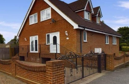 Staines House | Family guesthouse very close to Thorpe Park and Heathrow