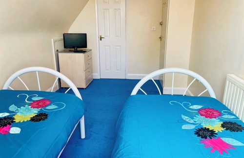 Staines House | Family guesthouse very close to Thorpe Park and Heathrow