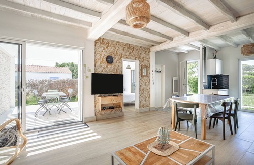 Le Grand-Village-Plage House | Family House at Grand-Village-Plage with 3 Bedrooms, Wi-Fi, and Washing Machine - 6 People
