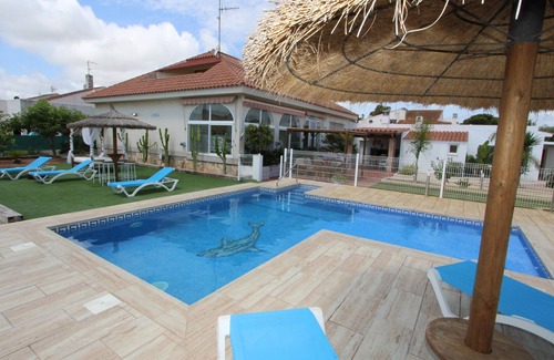 Riumar House | Family Haven Near the Sea: Private Pool, Pet-Friendly, Wi-Fi, Optional A/C