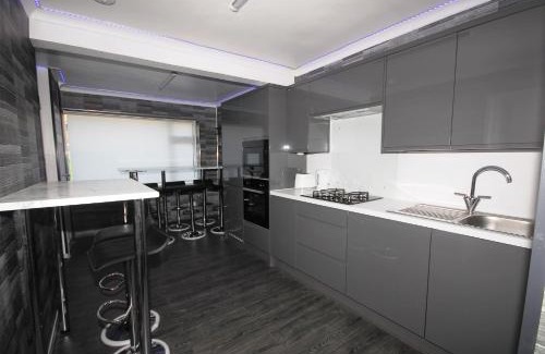 Woodingdean House | Family Holiday Home With Hot Tub Sauna Sleeps 8