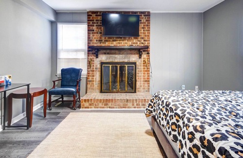 Fort Washington House | Family Home ~ 18 Mi to DC: Private Deck!
