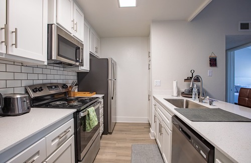Ivey Ranch - Rancho Del Oro Apartment | Family home in Oceanside Large 2Bed2Bath King & two Queen beds POOL & play areas