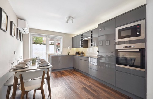 Kings Cross St. Pancras Apartment | Family Home in Zone 1, 4 Double Bedrooms, King's Cross