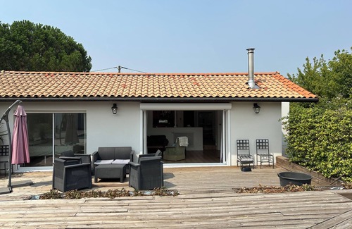 Eysines House | Family home - Sleeps 10 - Heated pool - Air conditioning