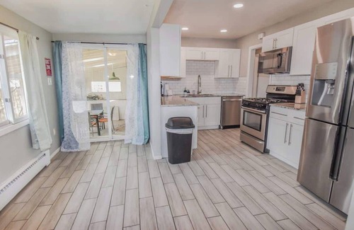 Southeast House | Family Home with Large Yard & Golf Theme Near Rail