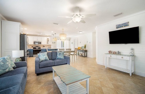 Holmes Beach House | Family Home with Pool Near Gulf Beaches - Corona Joe's Beach Cottage