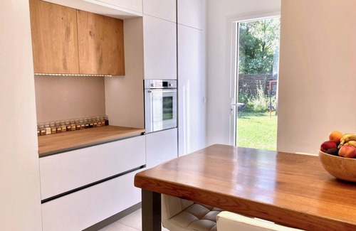 Roquefort-les-Pins House | Family house. Fresh eggs & vegetables. Barbecue. Ping pong & games