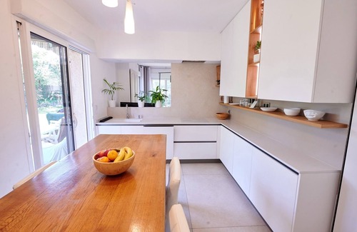 Roquefort-les-Pins House | Family house. Fresh eggs & vegetables. Barbecue. Ping pong & games