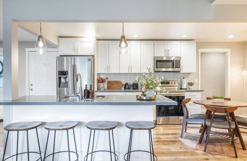 Richmond Highlands Apartment | Family | King Bed | BBQ | Fire Pit | Mins to City