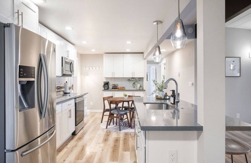 Richmond Highlands Apartment | Family | King Bed | BBQ | Fire Pit | Mins to City