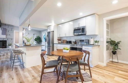 Richmond Highlands Apartment | Family | King Bed | BBQ | Fire Pit | Mins to City