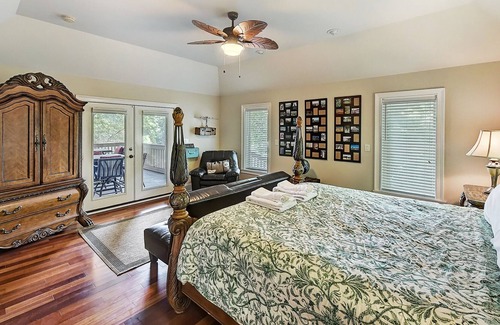 Mooresville House | Family Lakehouse Retreat | Hot Tub | Fire Pit| Main Channel | sleeps 28