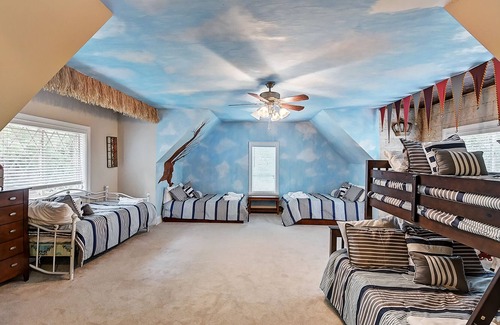 Mooresville House | Family Lakehouse Retreat | Hot Tub | Fire Pit| Main Channel | sleeps 28