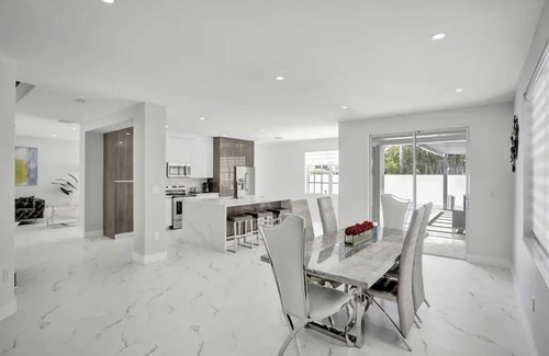 Tamiami House | family modern house , quiet area ,remodel house .