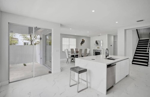 Tamiami House | family modern house , quiet area ,remodel house .