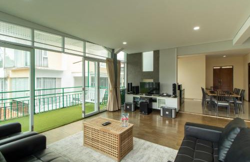 Bandung Villa | Family Only Spacious Hill View Villa - De Reiz Zakir Syariah 5BR