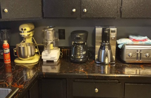Spenard Apartment | Family or Corporate Comfort. 8+ minutes to airport & walk to great dining!