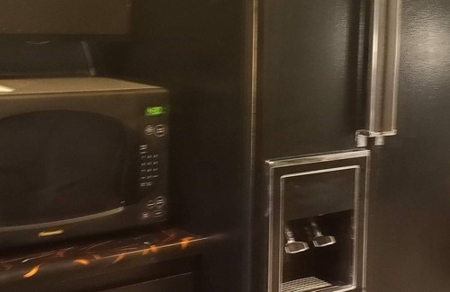 Spenard Apartment | Family or Corporate Comfort. 8+ minutes to airport & walk to great dining!