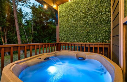 Sevierville House | Family or couple retreat next to Downtown, Dollywood & Smoky Mountains!
