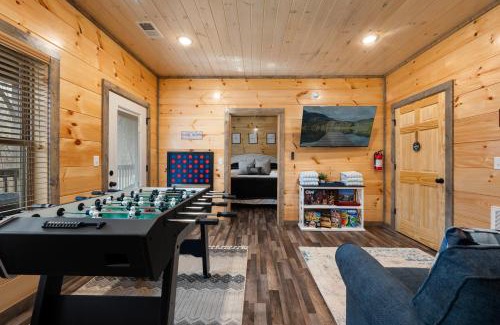 Sevierville House | Family or couple retreat next to Downtown, Dollywood & Smoky Mountains!