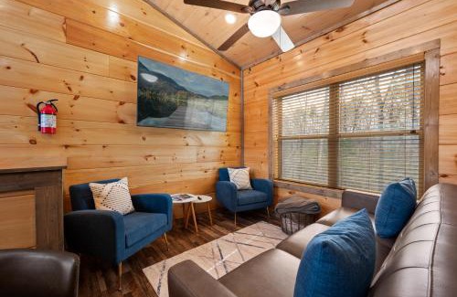 Sevierville House | Family or couple retreat next to Downtown, Dollywood & Smoky Mountains!