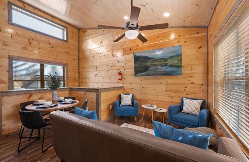 Sevierville House | Family or couple retreat next to Downtown, Dollywood & Smoky Mountains!