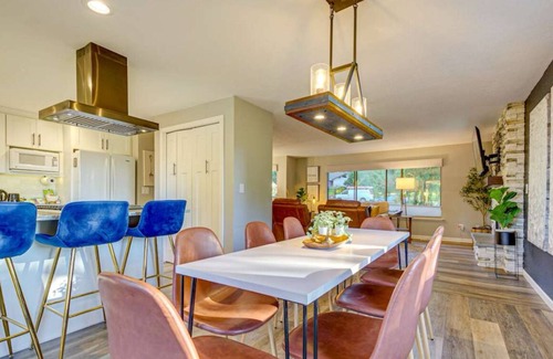 Mount Vernon House | Family Paradise, hot tub, fire pit area, Play House, cozy and spacious