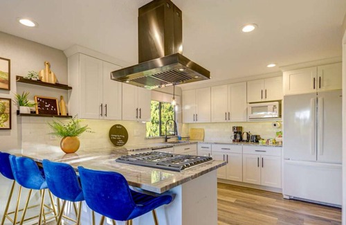 Mount Vernon House | Family Paradise, hot tub, fire pit area, Play House, cozy and spacious