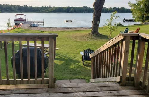 Lakefield Ski Chalet | Family Pet Friendly Lakeside Cottage for 8 with Boat Firepit BBQ and Swimming