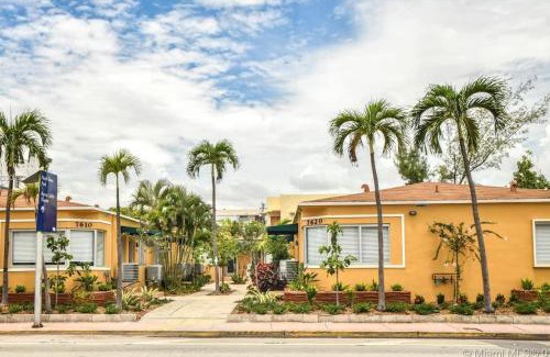 North Beach Apartment | Family Pet Friendly Apartment 3 Minute Walk to Miami Beach
