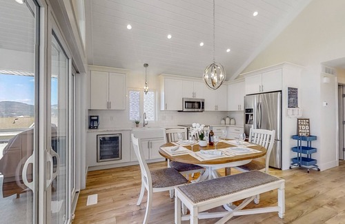 Central Okanagan Cottage | 😎FAMILY, PET FRIENDLY-SEPTEMBER DATES AVAILABLE! CLOSE TO MAIN AMENITIES!😎