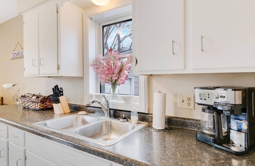 Eagan House | Family, Play or Work-Friendly Stay + Fenced-Yard & Free-parking!!