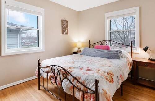 Eagan House | Family, Play or Work-Friendly Stay + Fenced-Yard & Free-parking!!