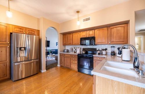 Val Vista Lakes House | Family Poolside Fun, Golf & Games!