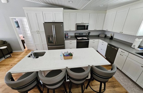 Ridge Wood Heights House | Family Poolside Paradise on Quiet Cul-de-Sac 4.7 Miles from Siesta Key Beach