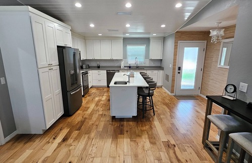 Ridge Wood Heights House | Family Poolside Paradise on Quiet Cul-de-Sac 4.7 Miles from Siesta Key Beach